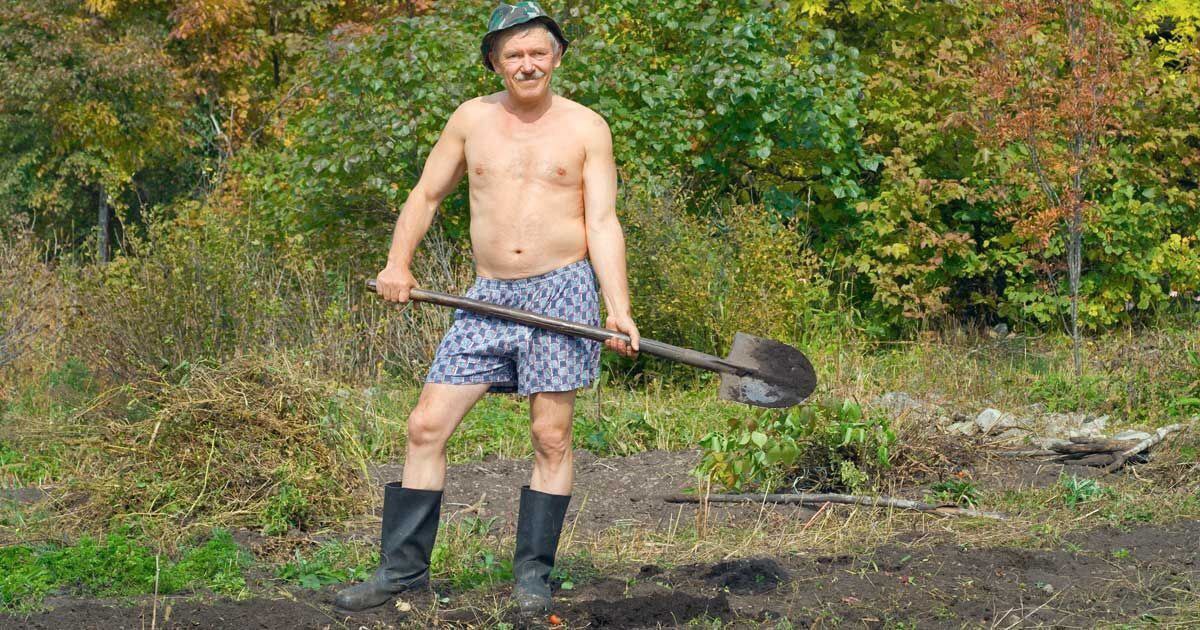 Кидает лопатой. Парень с лопатой. Мужик с лопатой. Парень в огороде с лопатой. Мужик на грядке.