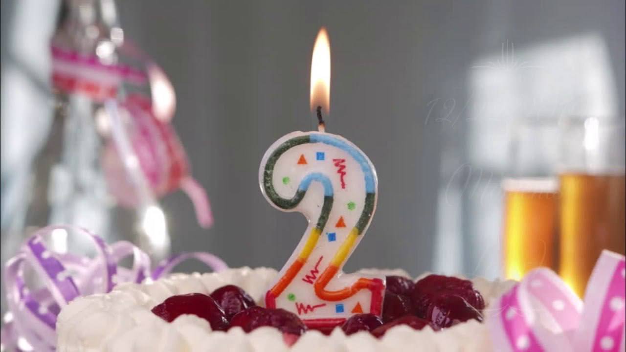 Свеча торт 2. Торт со свечкой 2 года. Тортик с двумя свечками. С днем рождения торт и свечи 2 года. Торт свечи два годика.