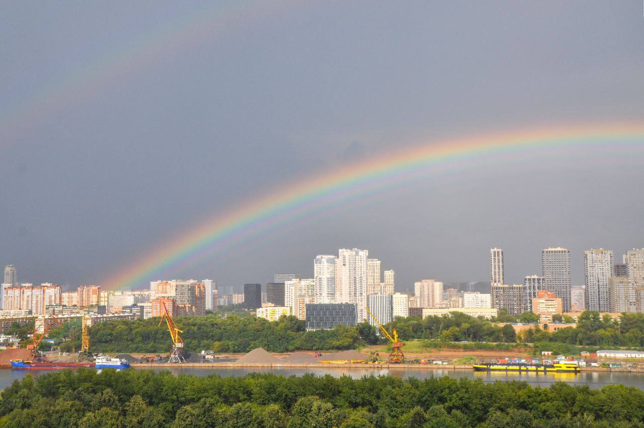 Время московского п. Радуга над Москвой. Радуга над Гродно. Радуга над Москвой 2024. Радуга над городом крупным планом.