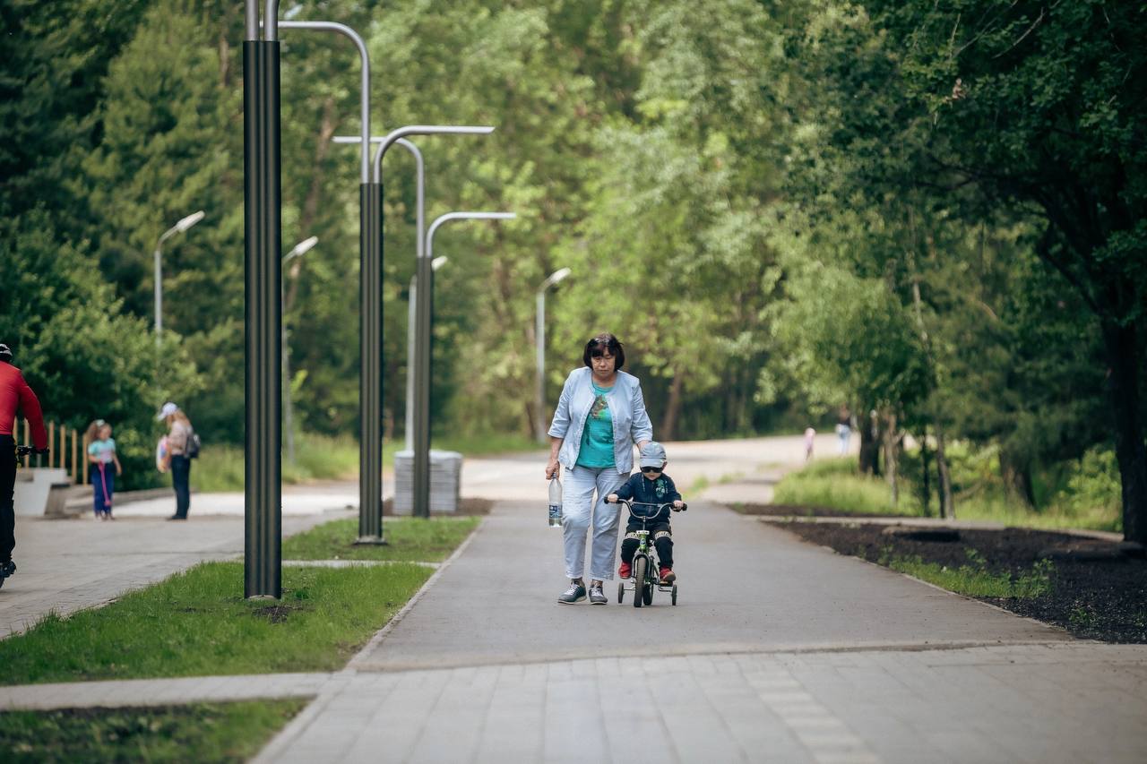 Парки быстро. Коммунальные парки это. Парк Прибрежный Набережные Челны 2023. Набережные Челны парк люди. Набережные Челны сквер люди.