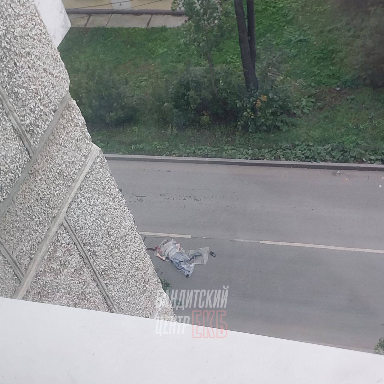 из окошка вывалился стол и