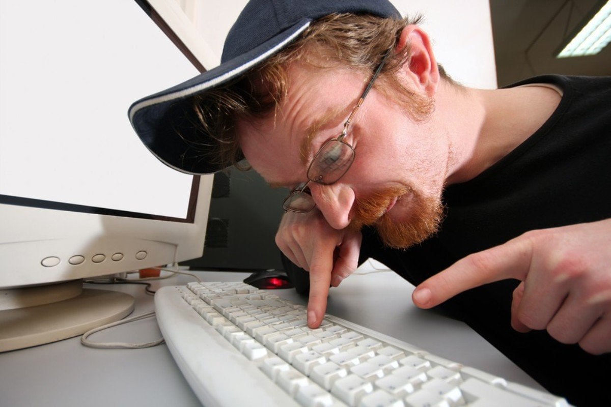 Фото продвинутый. Компьютер и человек. Человек за компьютером. Смешной программист. Человек за ПК.