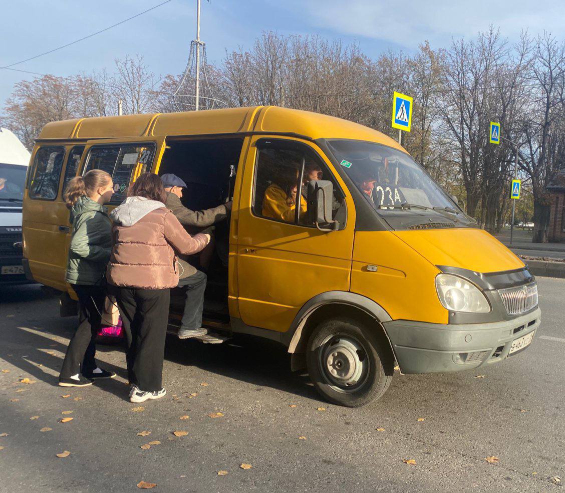 водитель маршрутного такси сказал вновь вошедшим пассажирам