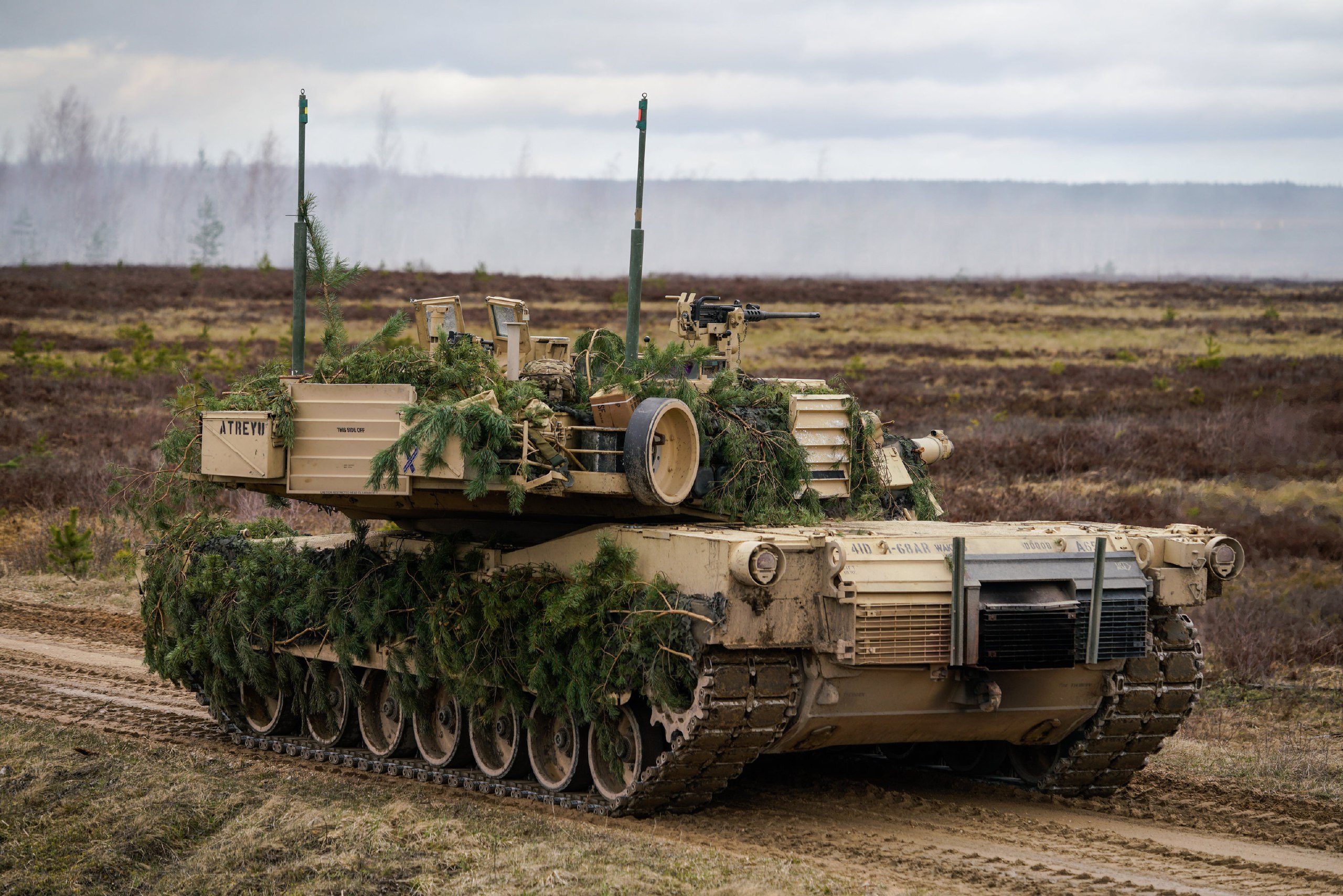 Сво танки абрамс. Абрамс 2023. Танков Польше Абрамс. M1 Abrams на Украине. Танк Абрамс 2022.
