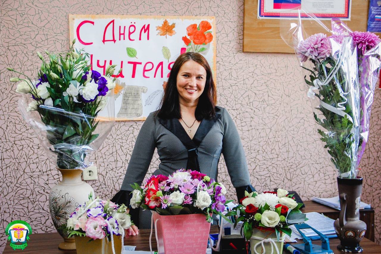 Дети дарят цветы учителю. Букет цветов учителю. Учителя как цветы. Школьники 1 сентября. Цветы учителю на 1 сентября.