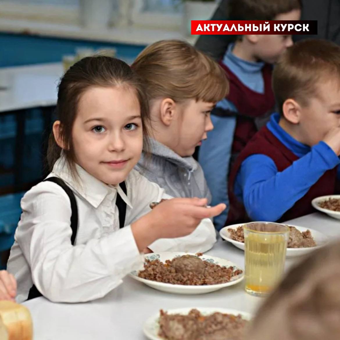 Какое питание в школе. Дети в столовой. Дети в школьной столовой. Питание детей в школе. Дети в школьных столовых.