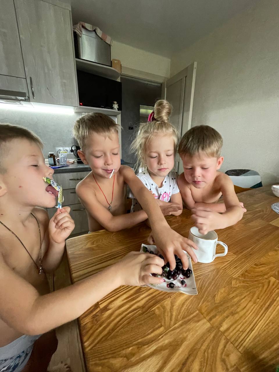 Пятерняшки из приморья. Семья меркуловых 5 детей. Пятерняшки из приморья. Пятерняшки из приморья. Меркуловы из приморья.