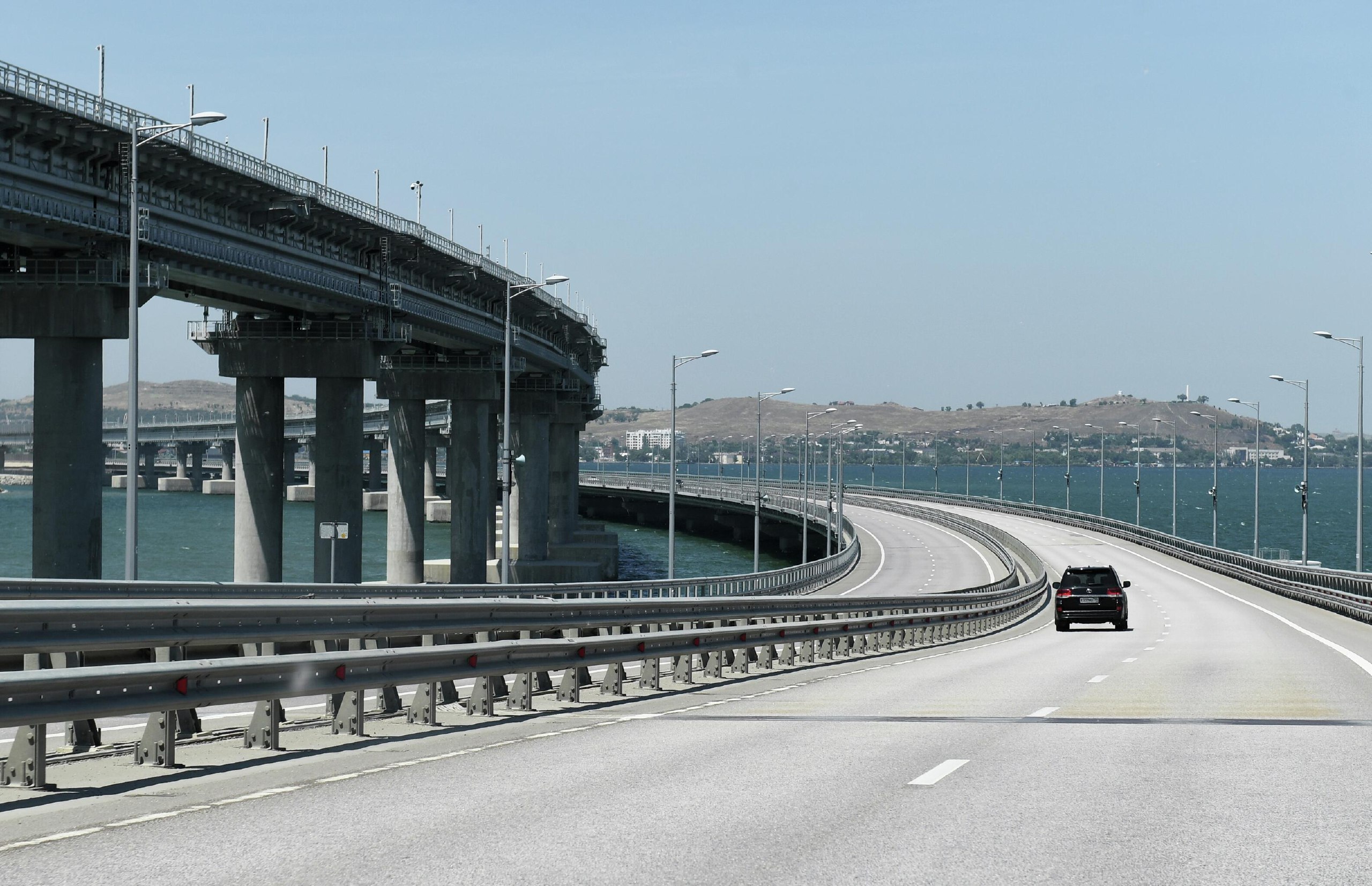 Крымский мост движение. Крымский мост через керченский пролив. Дороги и мосты. Автомобильный мост. Мост в машине.