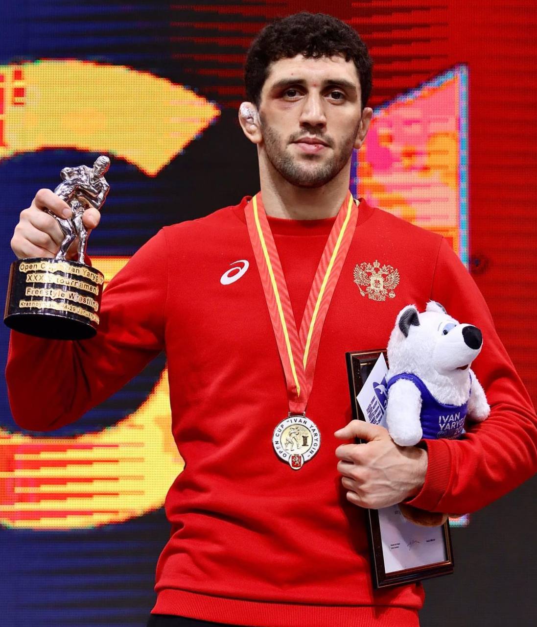 Заурбек казбекович сидаков. Заурбек сидаков борец. Сидак заурбеков жена. Заурбек сидаков вольная борьба. Заурбек сидаков с медалью.