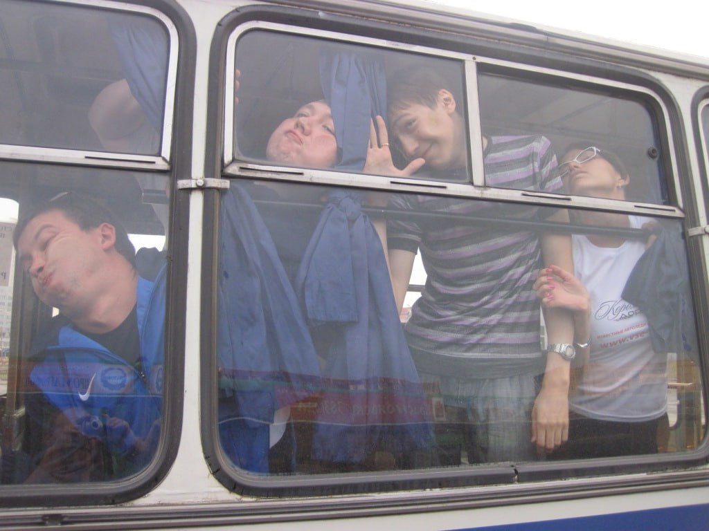 В окне автобуса поплыл. Автобус битком. Набитый автобус. Люди в автобусе. Человек в окне автобуса.