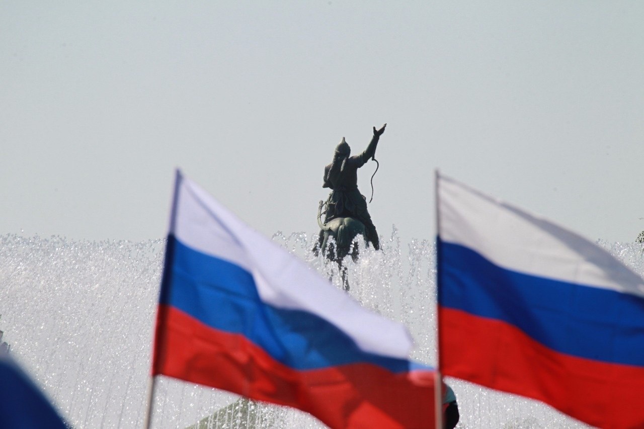 День государственного флага башкортостан. Флаг России. Флаг России и Башкирии. Флаг Башкирии и РФ. Российский и Башкирский флаги.