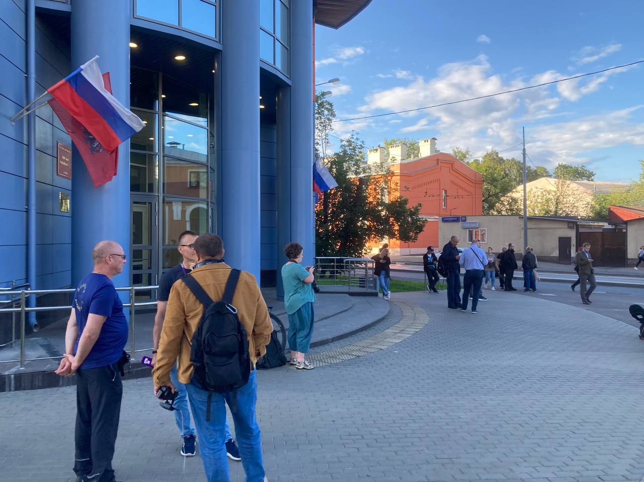 Обстановка у здания Мещанского суда, где выбирают меру пресечения Игорю Стрелкову
