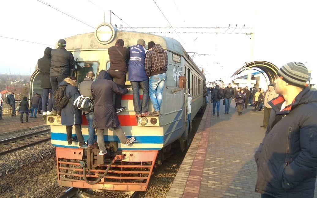 почему сегодня электричка. мцд 2 поезда внутри. электричка битком. электричка ижевск. московские электрички нулевых.