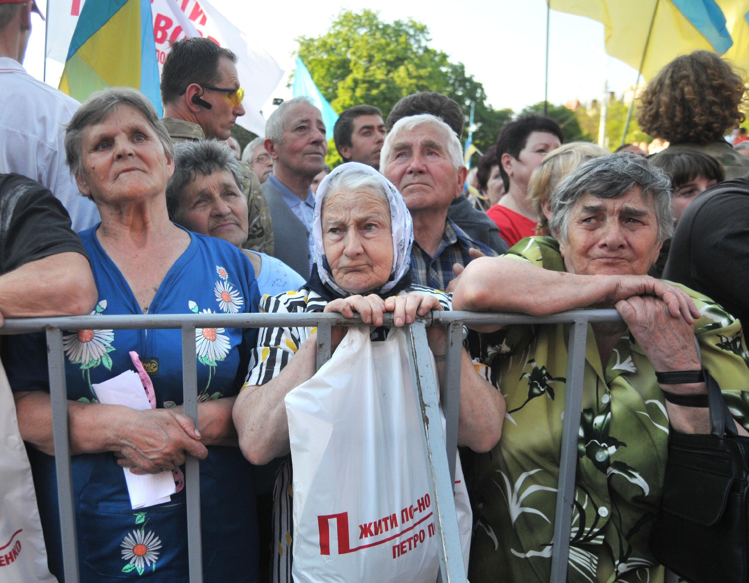 Идентификация пенсионеров в украине в 2024г. Пенсионеры Украины. Украинские пенсионеры. Украинцы в возрасте. Украинцам пенсию.