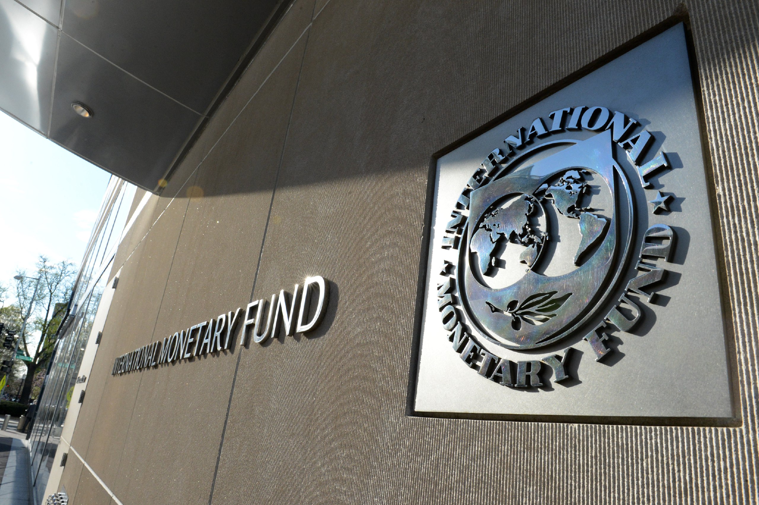 Выйти из мвф. МВФ эмблема. Валютный фонд. Мировой валютный фонд. МВФ штаб квартира.