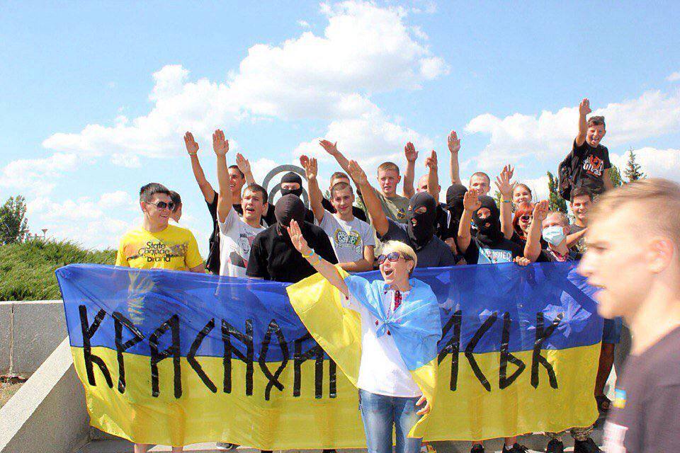 Украину кидают. Дети Украины зигуют. Фашисты на Украине зигуют. Украинские школьники зигуют.